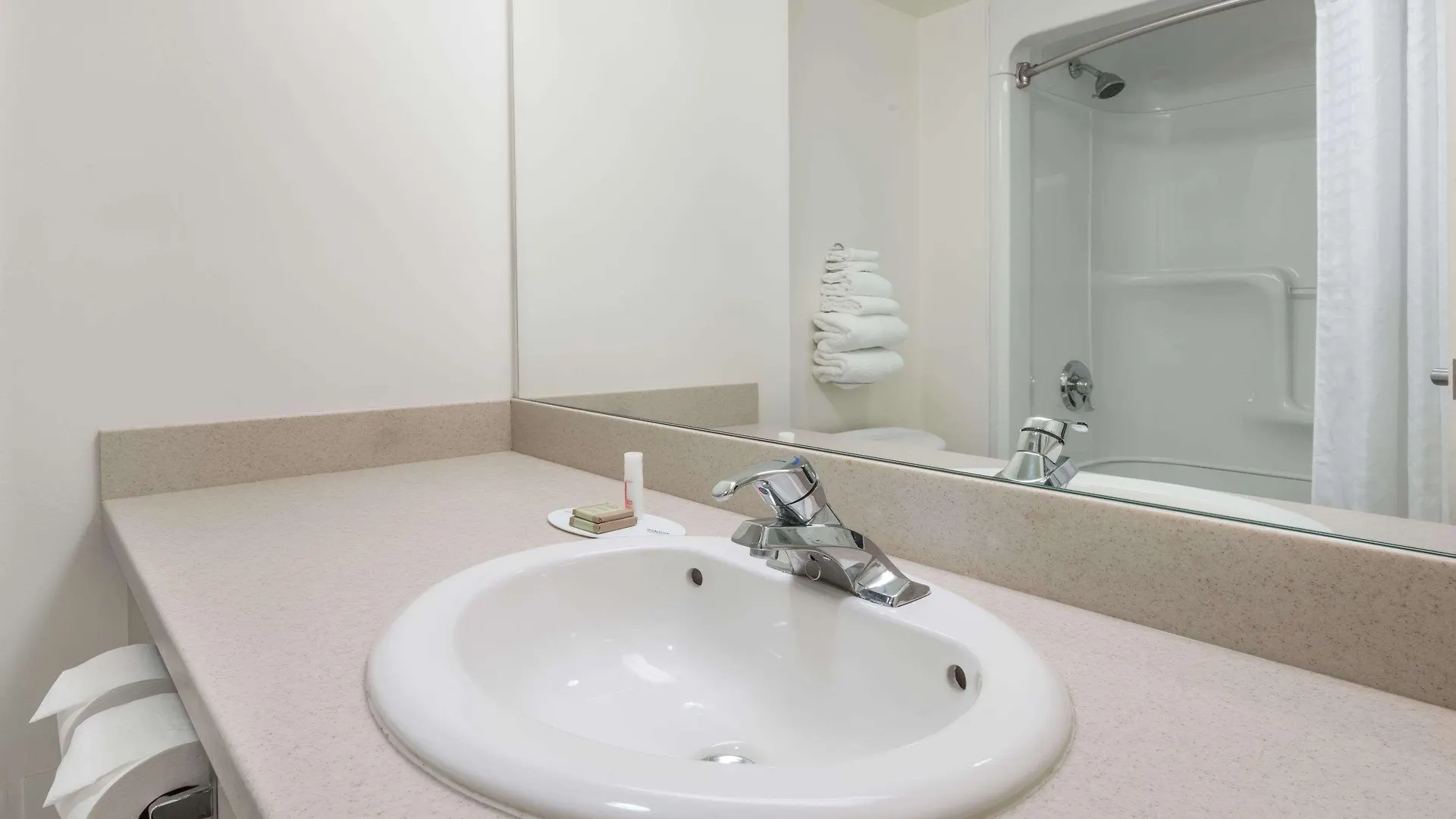 Super 8 By Wyndham Mississauga Hotel 2*,