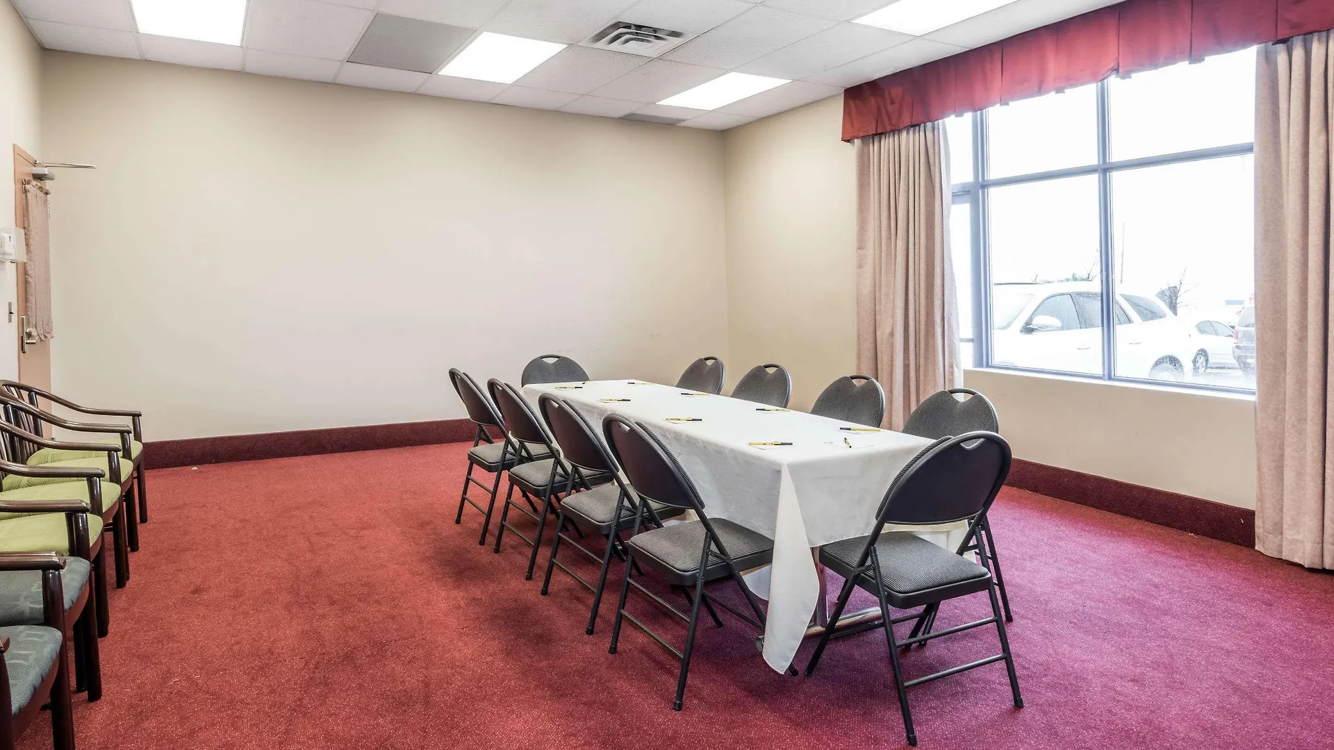 Super 8 By Wyndham Mississauga Hotel
