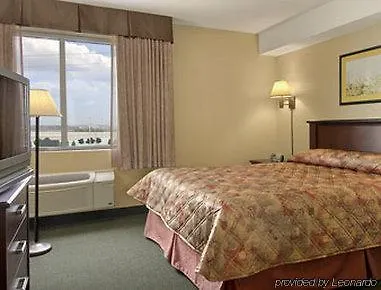 Super 8 By Wyndham Mississauga Hotel