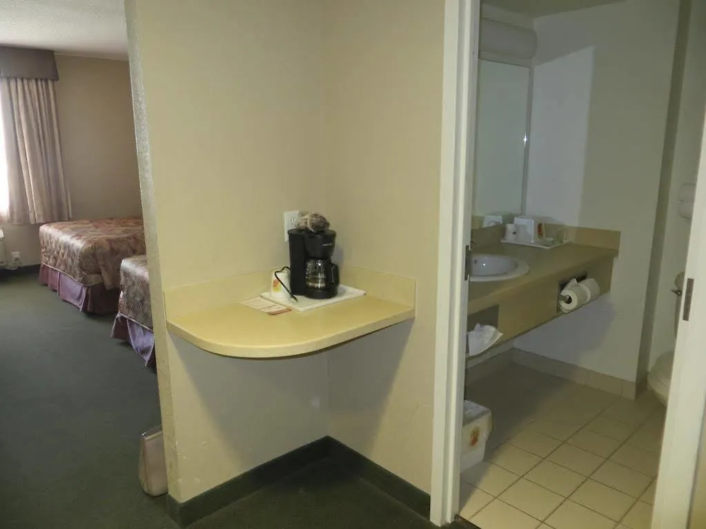Super 8 By Wyndham Mississauga Hotel