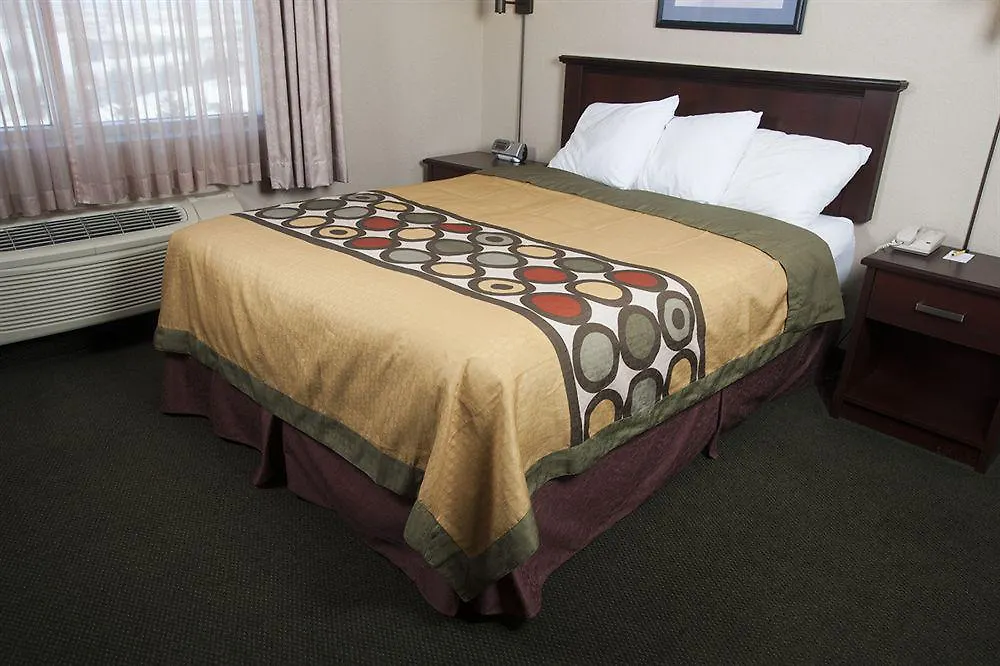 Super 8 By Wyndham Mississauga Hotel